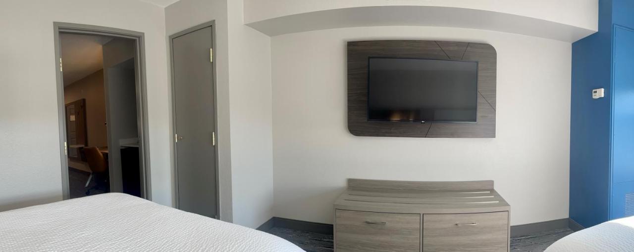 Holiday Inn Express & Suites Marquette By Ihg Екстериор снимка