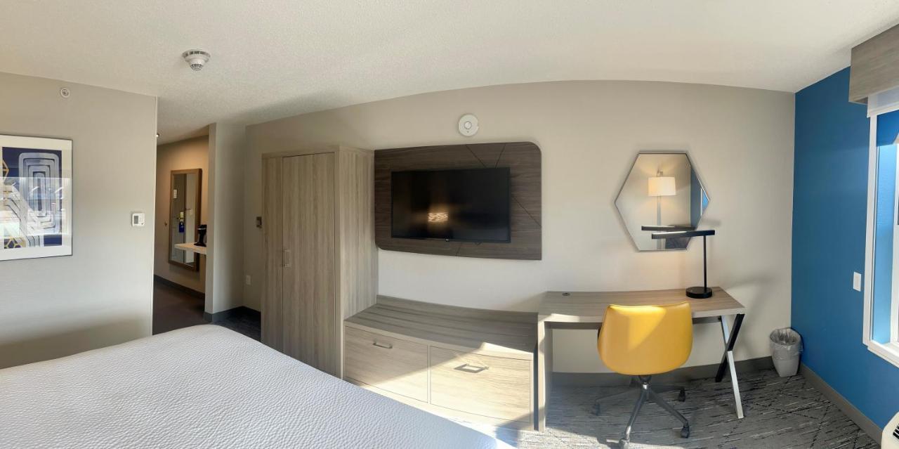 Holiday Inn Express & Suites Marquette By Ihg Екстериор снимка