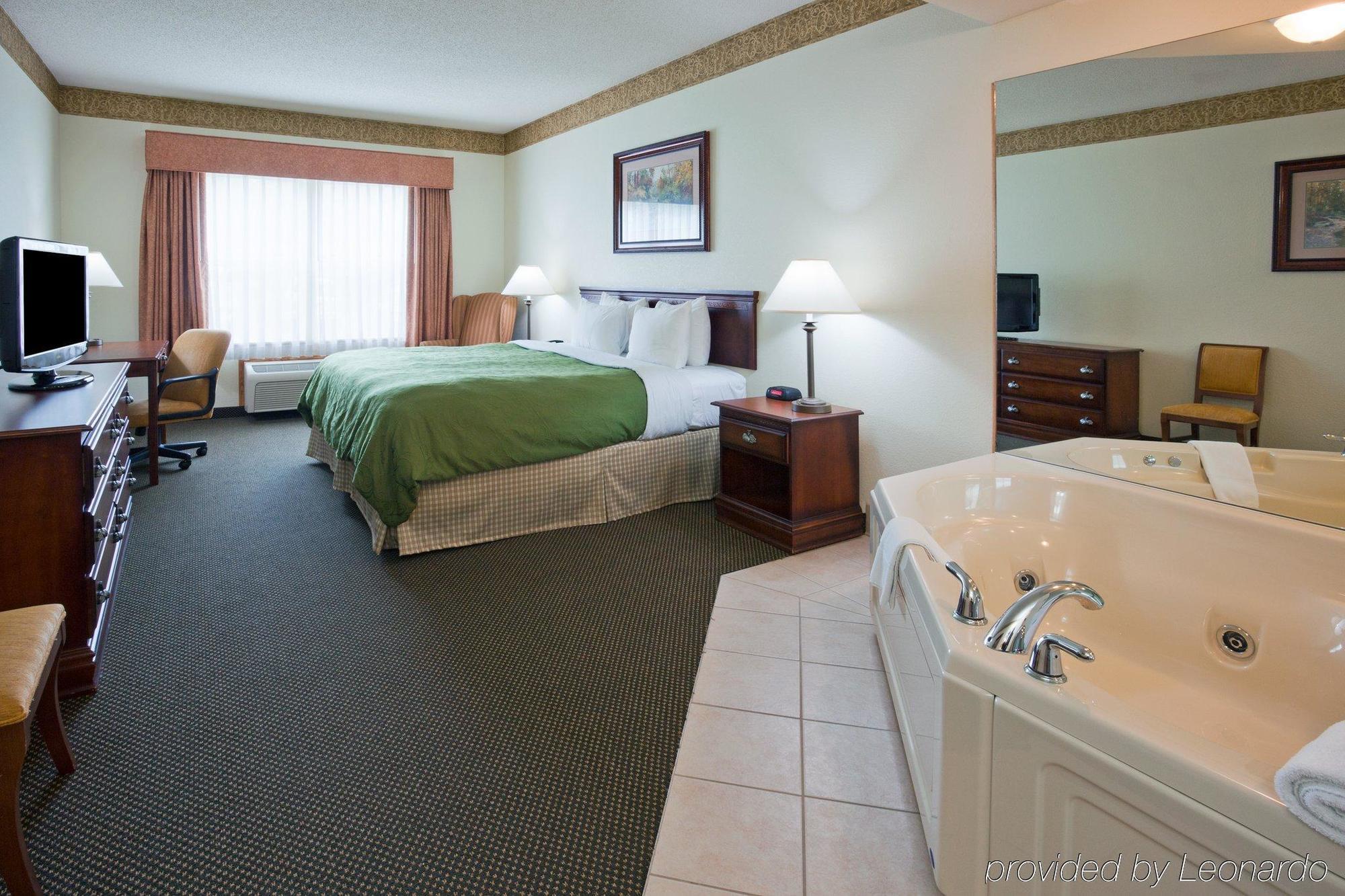 Holiday Inn Express & Suites Marquette By Ihg Екстериор снимка