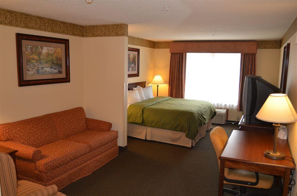 Holiday Inn Express & Suites Marquette By Ihg Стая снимка