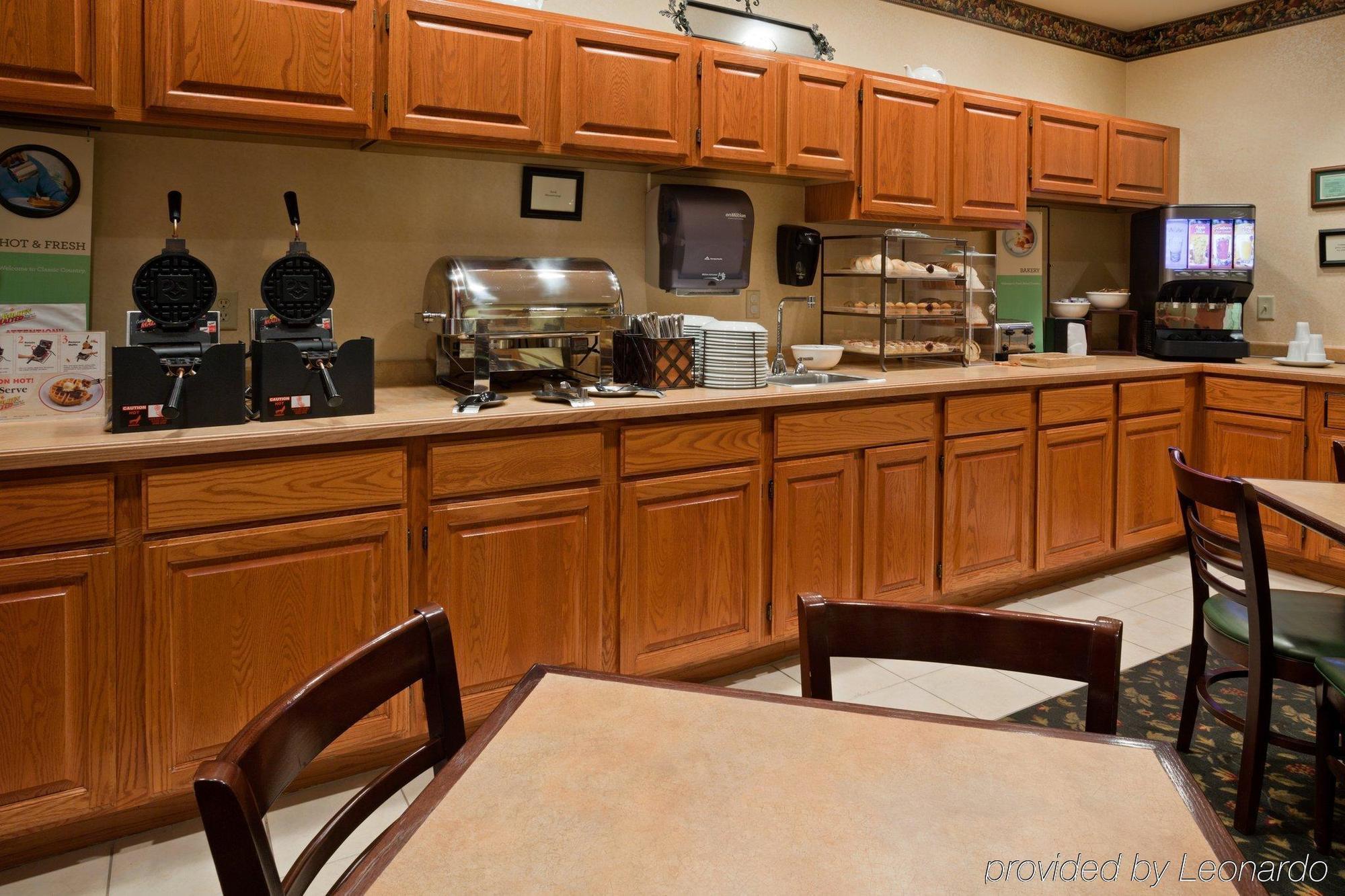 Holiday Inn Express & Suites Marquette By Ihg Екстериор снимка