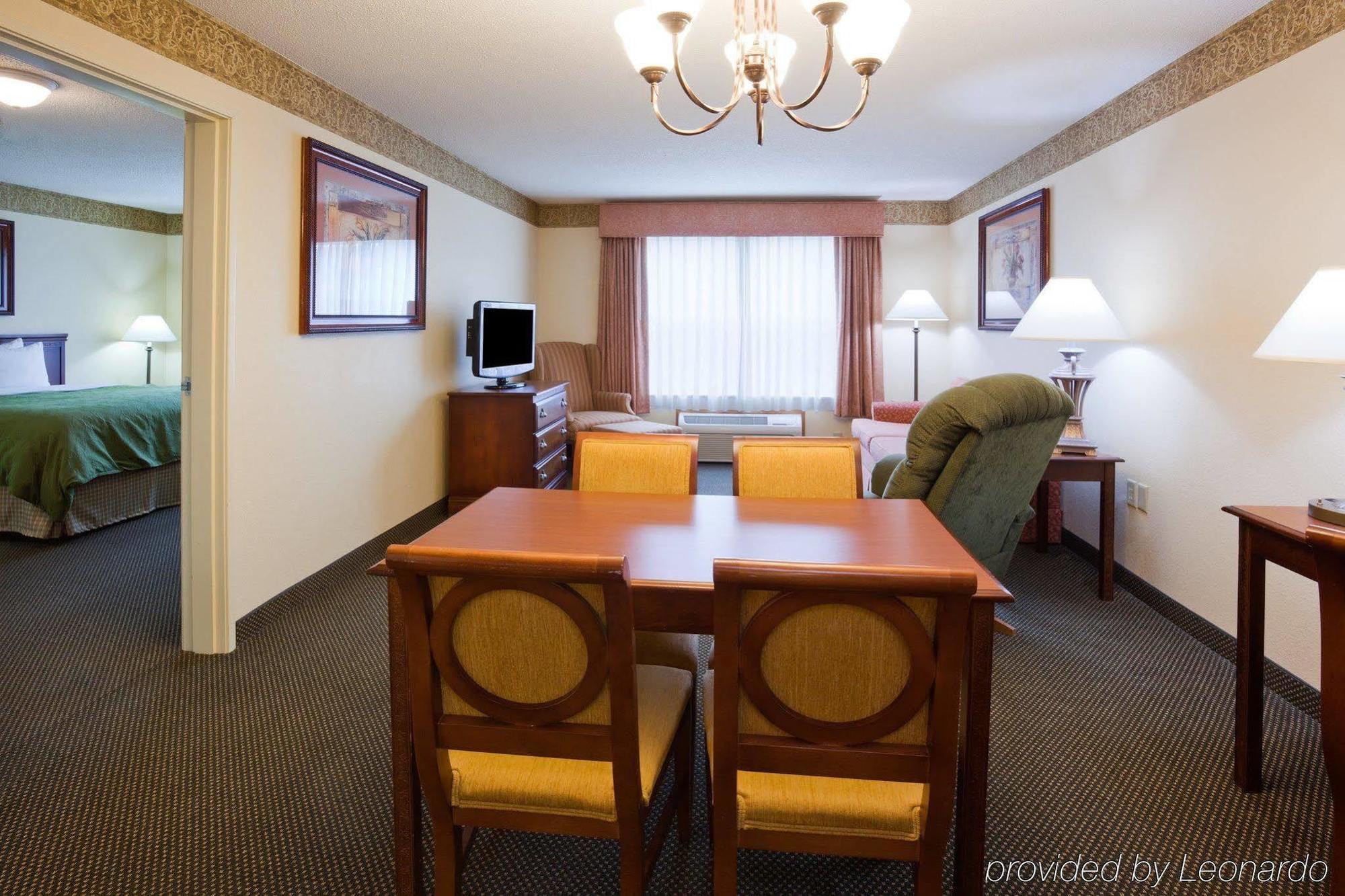 Holiday Inn Express & Suites Marquette By Ihg Екстериор снимка